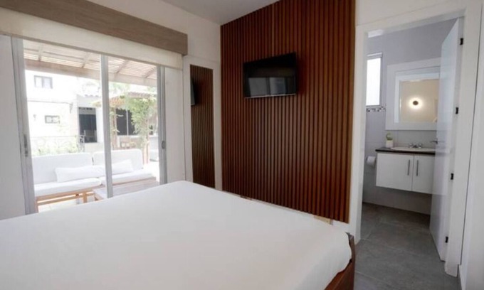 Urdesa Apartment | 102 - Prague Apts 6 pax Consulate USA Parking 2B