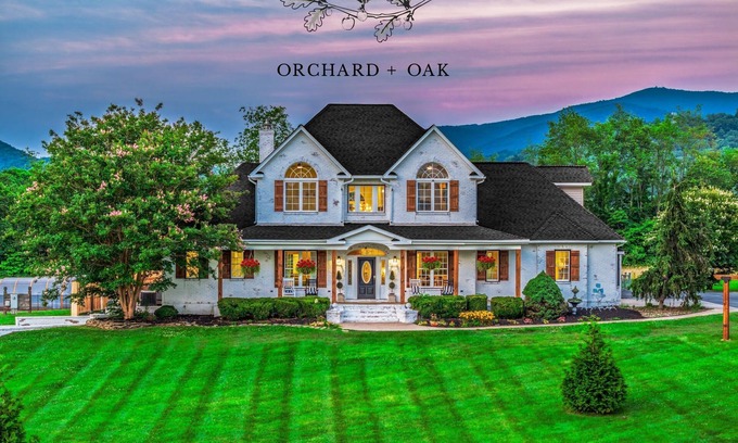 Cosby House | 10BR Estate/Dome Pool/Pickleball/Sauna/Theater/Arcade/Sleeps 33