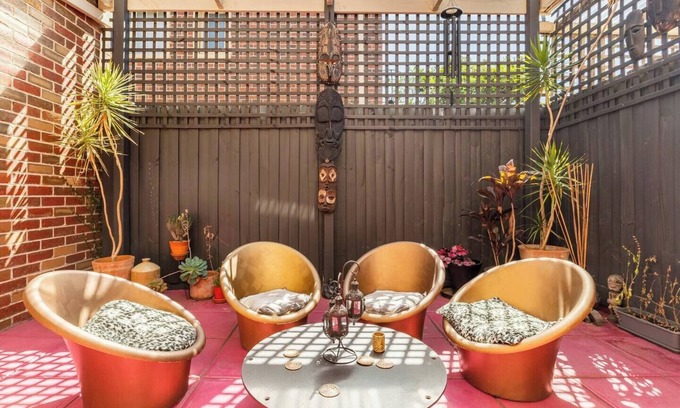 Brighton East House | 10min drive to the beach, superb private self contained bedroom, bathroom & WIR