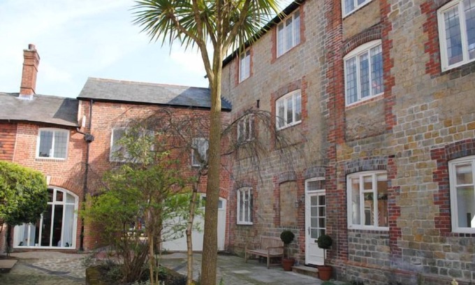 Midhurst Apartment | 11 Angel Yard - a flat that sleeps 4 guests in 2 bedrooms