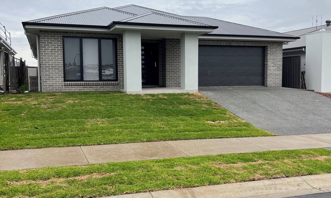 Lochinvar House | 11 minutes from the Hunter Valley Wineries. Family sized new home!