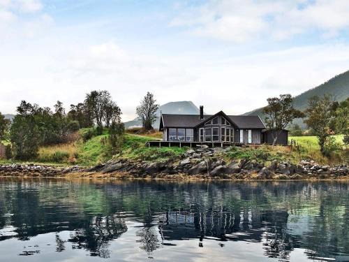 Flesnes House | 11 person holiday home in Gullesfjord