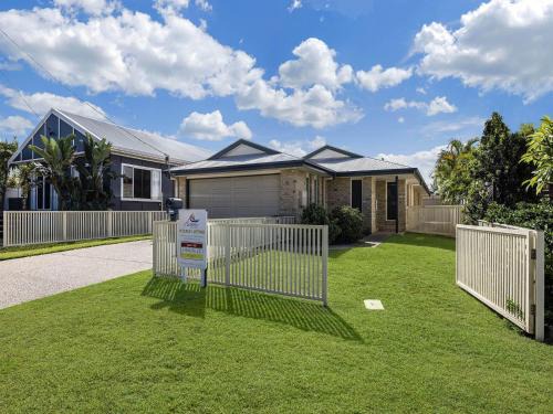 Golden Beach House | 11 Wills Avenue Golden Beach QLD