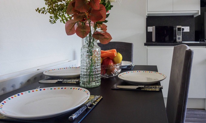 Stoke-on-Trent Apartment | 12 Cornwallis Lodge Family Room 2