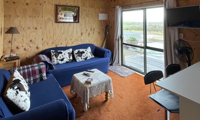 Waikato District Cabin | 12 mins to Hampton Downs, 10 mins to the dragway and 25 mins to Pukekohe Park.