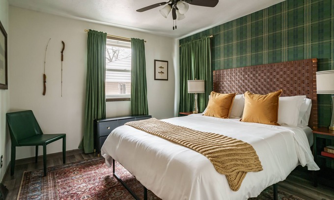 Notre Dame House | 12-mins walk to ND: BBQ - Old Money Sports Glam. Pet Friendly!