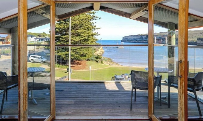 Port Campbell Apartment | 12 Rocks Beach View Loft. Central Port Campbell.