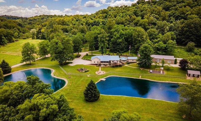 Blissfield Cabin | 13-Bedroom Family-Friendly Lodge. Quiet. Spacious. 2 Ponds. Pet-free.