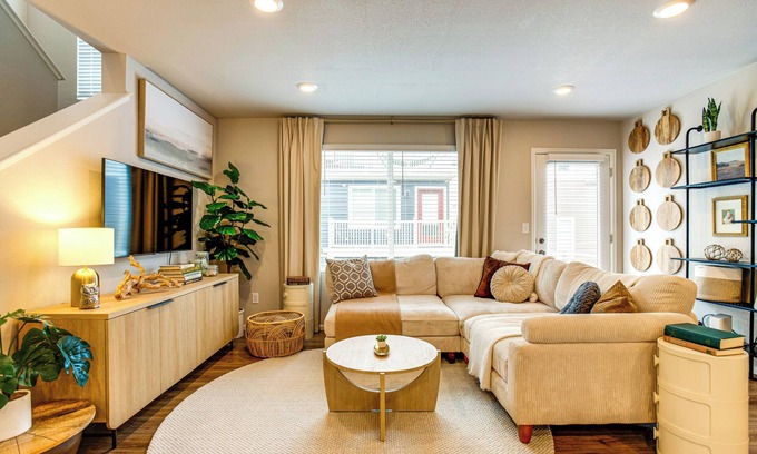 Gateway House | 13 Mi to Dtwn Denver: Spacious Home w/Balcony!