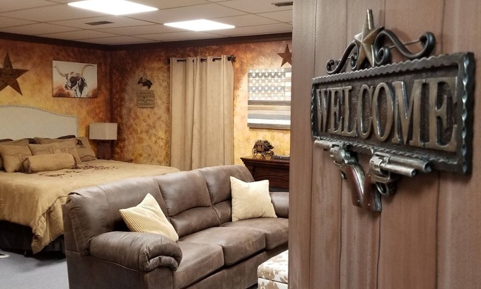 Groveland House | 14 Beautiful Themed bedrooms, Sleeps 65 in beds 7 LG bathrooms & HUGE game room!