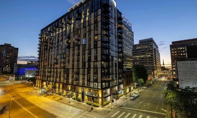 Downtown Minneapolis Apartment | 14th Floor 2B2B unit 1420 , Gym , Pool , 1 mile to US Bank