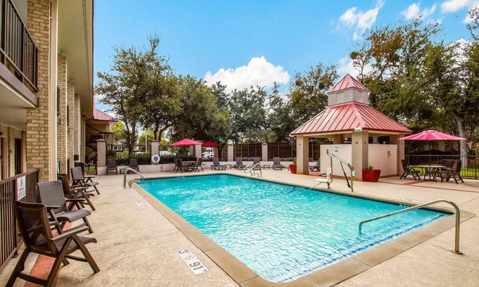 Addison Hotel | 15 Miles Away from Downtown Dallas | Relaxing Couple Stay | Free Parking