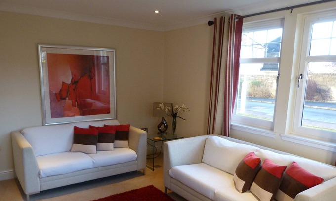 Duloch Apartment | 15 mins to Edinburgh, private parking, 45 golf courses and excellent transport.