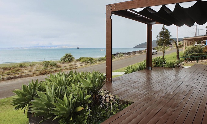 Penneshaw House | 15% Off Weekly | Beachfront-View Blue Shack | 4BR