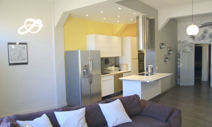 Bompard Condo | 150m2 loft, located 10 minutes' walk from the sea, with air conditioning and 2 parking spaces.