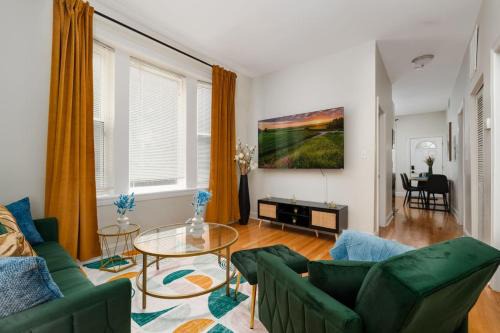 East Garfield Park Apartment | 15mins DT Wicker Park Gem Sleeps 7 FreePark