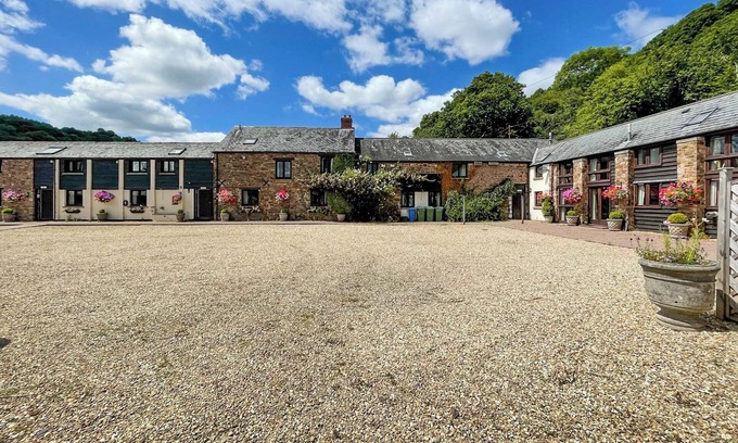 Christchurch Cottage | 16 bedroom accommodation in Bampton, near Tiverton