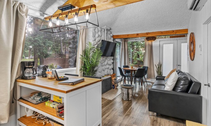 Sainte-Lucie-des-Laurentides Ski Chalet | 1601 - Le Petit Renard - Chalet with Spa and Beach