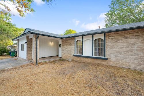 Hill Country House | 16414 Charming 4-Bedroom Home in Desirable San Antonio