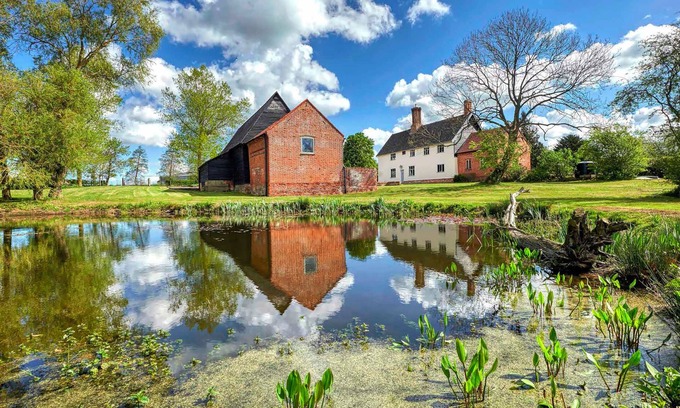 Harleston House | 16th century grade II* farmhouse with hot tub and wild swimming