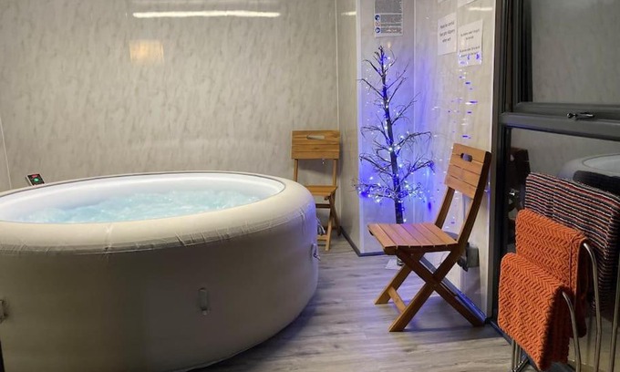 Prestatyn House | 17 Cheerful 2 bed bungalow, hot tub/gym/pool table