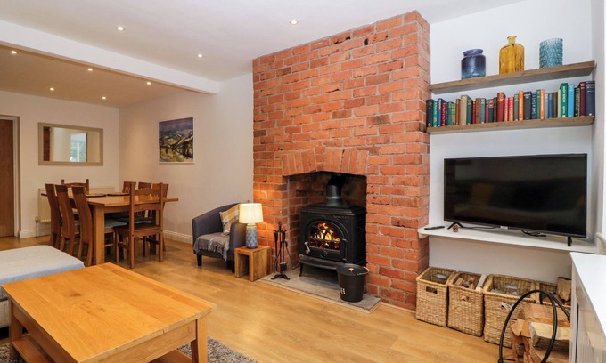 Broadway Cottage | 17 SANDS CLOSE, pet friendly, with open fire in Broadway