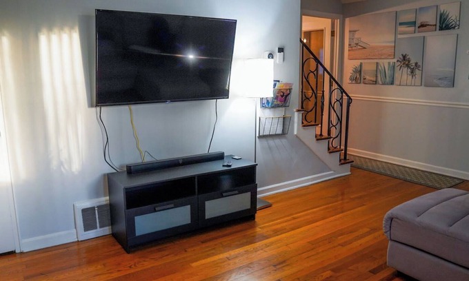 Franklin Park Apartment | 1750. Charming 2BR apartment with Wi-Fi. Quick Drive to Airport and Park Views