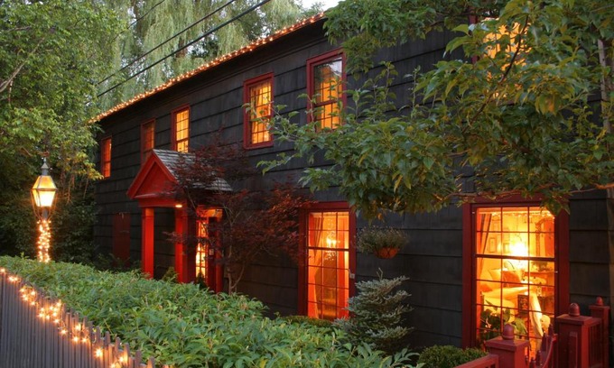 Bristol Hills Bed & Breakfast | 1795 Acorn Inn Bed and Breakfast