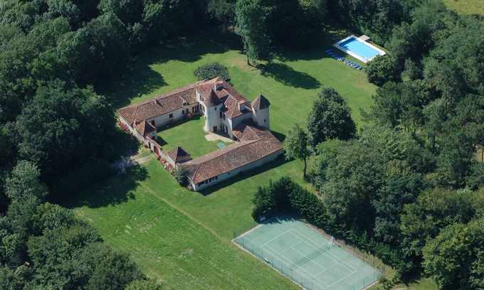 Coulounieix-Chamiers House | 17th-century manor house, piano, tennis court, heated swimming pool. Ideal for families