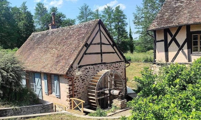 Jars House | 17th century mill with heated swimming pool near Sancerre
