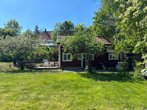 Osteraker Villa | 1800 tals Sjötorp med egen strand och brygga