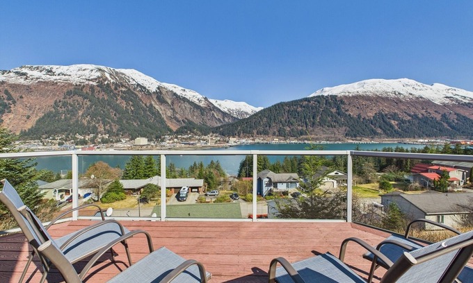 West Juneau House | 180° Views | 3BR w/Deck, Mountains & Cruise Ships