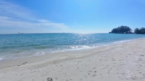Si Rusa Apartment | 18pax GFloor 4R4B Dual-Key DOORSTEP PRIVATE BEACH, WATERSPORT, Pool, BBQ Set, Wifi, 50"TV