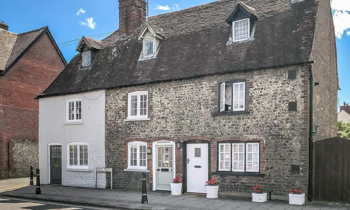 Arundel House | 18th century flint cottage in Arundel