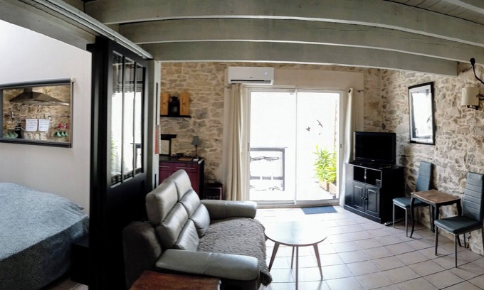 Marsillargues House | 18th century stone village house with terrace, 15 minutes from beaches.