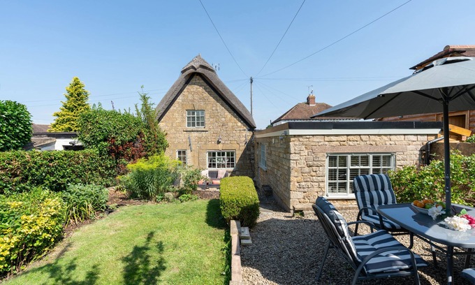 Broadway Cottage | 18th century thatched Cotswold holiday cottage in Broadway - Orchard Cottage, Broadway