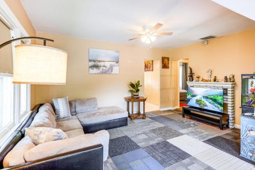 Haines City House | 19 Mi to Disney World Bright Haines City Getaway!