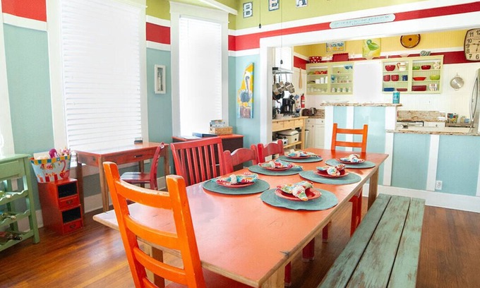 Galveston House | 1913 Coastal Cottage-1 Block to BEACH! Private backyard-Pet friendly-FREE WIFI!