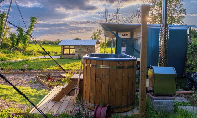 Preston Cabin | 1920's Showman's Carriage with wagon, cinema, hot tub & stunning views by river!