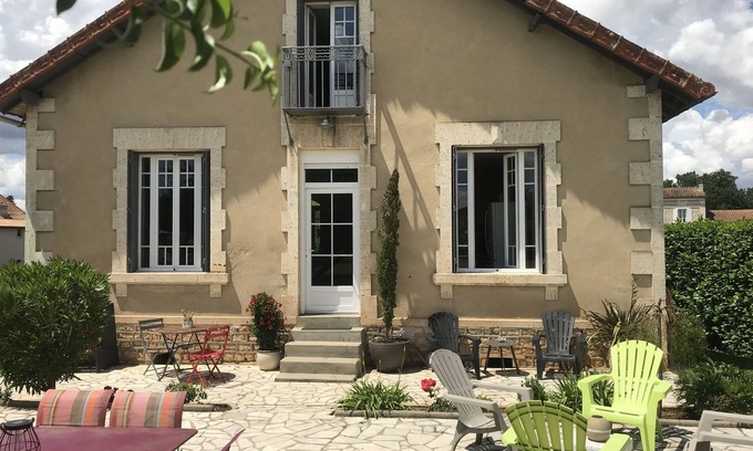 Saint-Yrieix-sur-Charente House | 1920s Charentais house near a lake