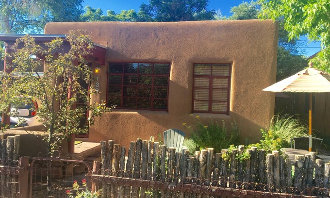 South Capitol House | 1930’s CASITA - in the SWEET HEART of Santa Fe! (South Capital)