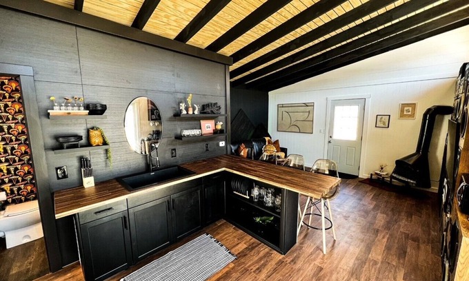 East Dubuque Cabin | 1970s Modern Floating River Cabin-HOT TUB!