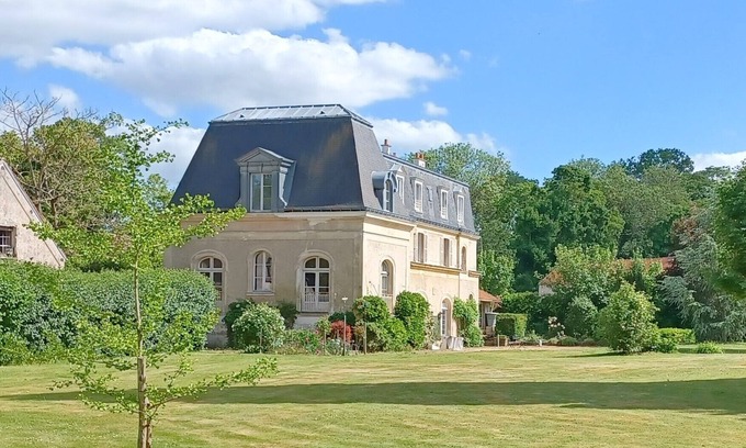 Le Mesnil-Saint-Denis House | 19th c. Manor in the Chevreuse Valley, 30km from Paris