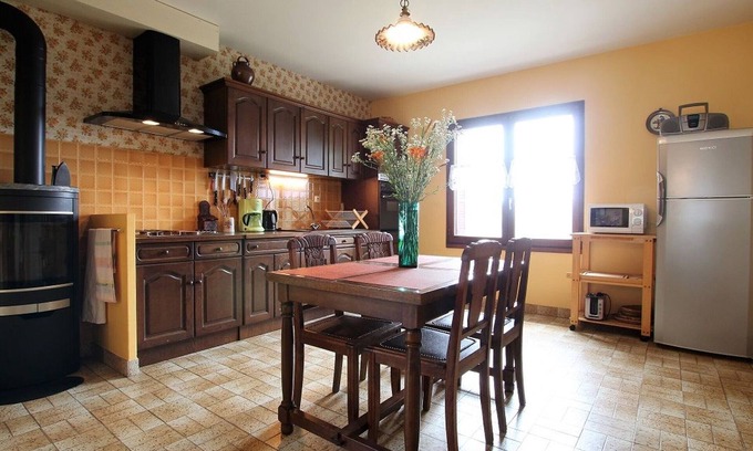 Frugieres-le-Pin Cottage | 19th-century farmhouse with fireplace near Doulon gorges
