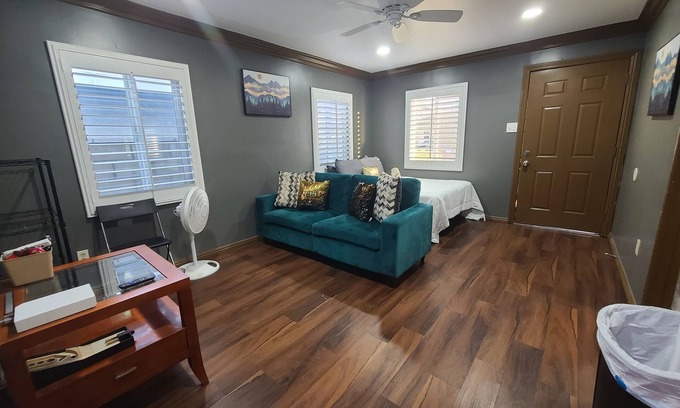 Lawndale House | 1A. Redondo Beach, LAX Free WiFi Private & Laundry