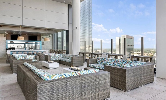 Downtown Atlanta Resort | 1BD/Atlanta - Downtown w/Rooftop Pool and Pool Bar!