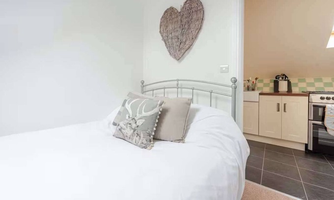 Giltbrook Apartment | 1Bed Village Annexe Sleeps 2 - Parking & Wifi