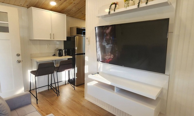 Woodland Hills Cottage | 1BR 1BA tiny home with W/D a few steps away from Kaiser Woodland Hills