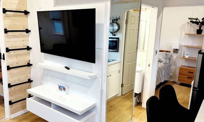 Woodland Hills House | 1BR/1BA with Washer/Dryer, Walk to Kaiser