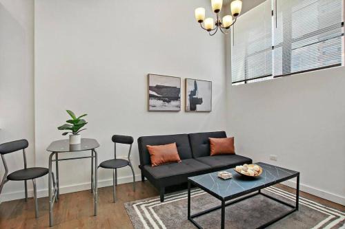 West Loop Apartment | 1BR Adorable Apt with In-unit Laundry - Lake 206 rep